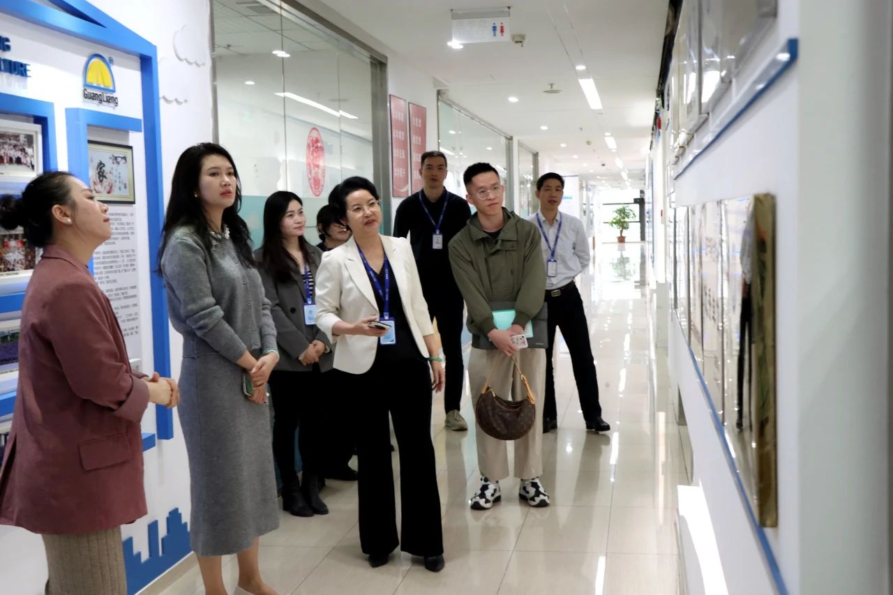 汉中市城市更新协会辅导一行莅临优德88集团参观互换