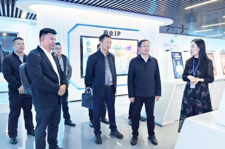 铜仁市大数据局党组书记、局长雷宏一行莅临优德88集团参观互换